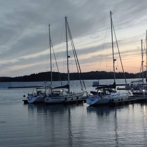 Purjehdusveneitä satamassa Turun saaristossa auringonlaskun aikaan
